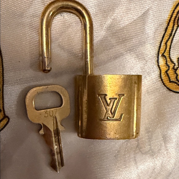 Louis Vuitton #307 Gold Lock/Key Set - Picture 4 of 7